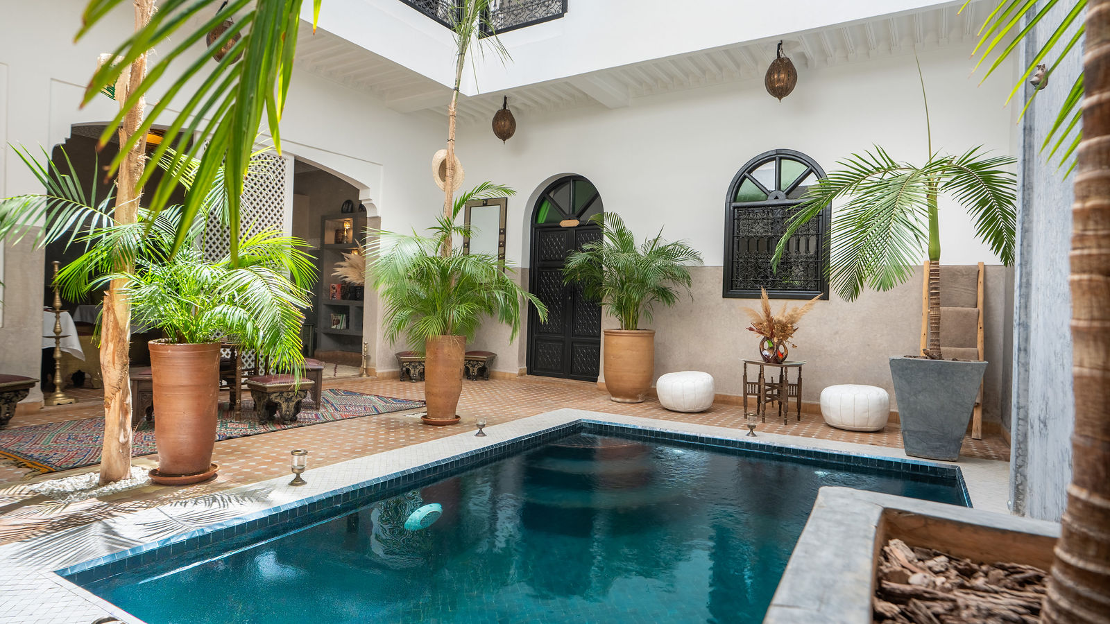 Patio lumineux du Riad Dabachi avec bassin et palmiers