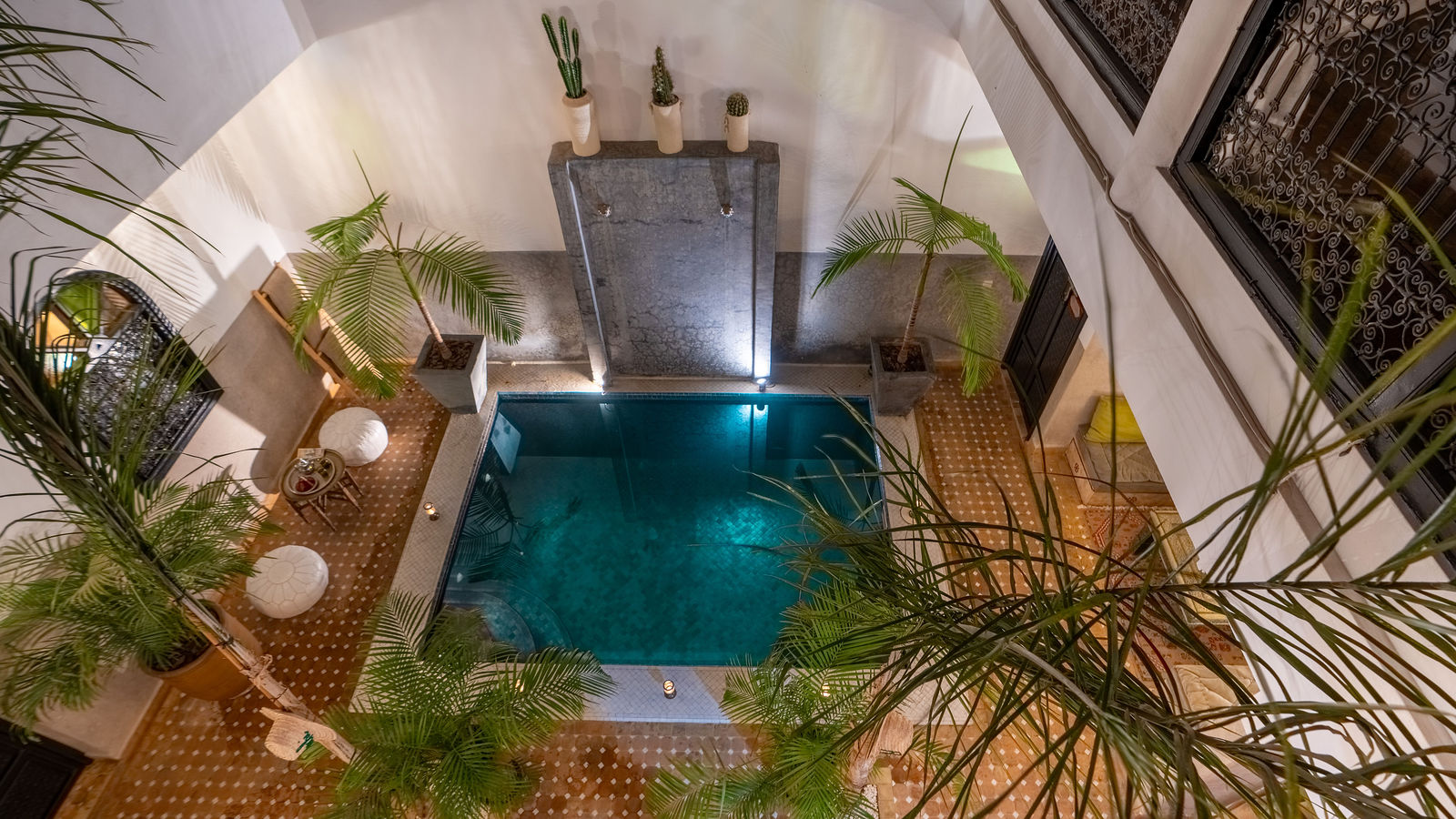 Patio lumineux du Riad Dabachi avec bassin et palmiers